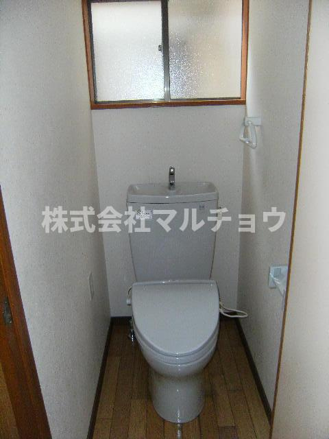 下三栖一戸建のトイレ|コンパクトで使いやすいトイレです