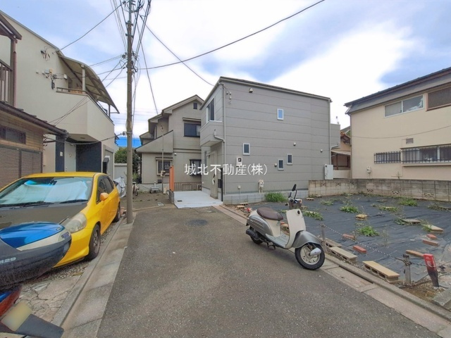 練馬区西大泉6丁目 限定1棟の前面道路含む現地写真|前面道路は通り抜けできないため、居住者以外の車が少なく静かにお過ごしいただけます