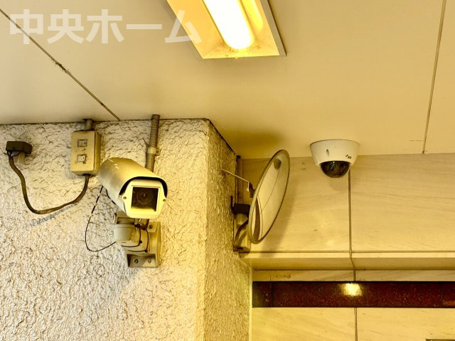 マンションニュー清澄の防犯設備|【防犯カメラ】何かあった時の大事な証拠になることももちろんなりますが、防犯というくらいですので大事なのは防犯カメラがあることによって抑止力につながることですよね。