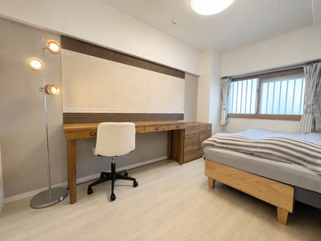 マンションニュー清澄の洋室|【洋室】快適に過ごす条件は、一人ひとり違います。だからこそ飾り過ぎないシンプルな内装と偏り過ぎないデザインで統一しております。居住していく中でオーナー様だけの【マイホーム】に創り上げて下さい