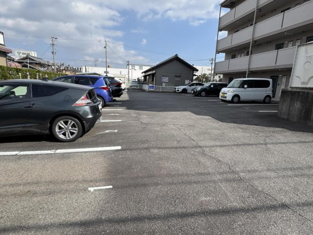 SUN HILLS GREENの駐車場