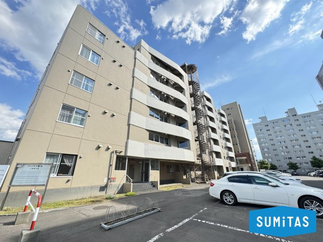 【外観】落ち着いたシックな外観デザインとモダンなバルコニーが目を引くマンションです。