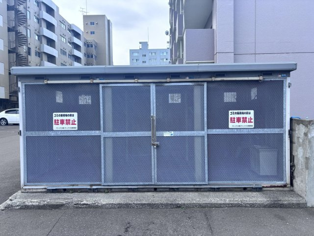 【ゴミステーション】敷地内にしっかり囲われた専用のゴミステーションを完備。