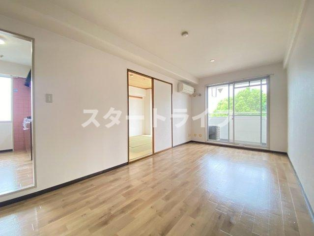 大阪市東淀川区菅原３丁目の賃貸マンションの居間・リビング