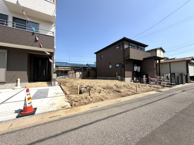 越谷市大袋第３　１号棟新築戸建の外観|敷地の広さと角地ならではの開放感が伝わる更地。建物の立体感や配置計画も想像しやすい環境です。