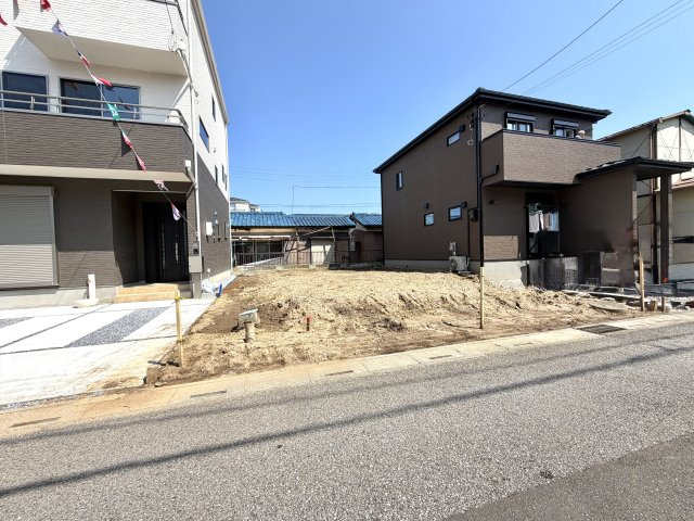 越谷市大袋第３　１号棟新築戸建の外観|遮るもののない明るい陽光が注ぐ現地。周囲の建物との距離感や通風の良さを実感していただけます。
