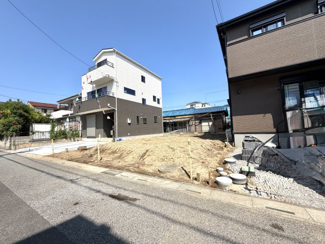 越谷市大袋第３　１号棟新築戸建の外観|これから基礎工事が始まる準備段階の敷地。永く住み続ける土地の素顔をじっくりご確認できる機会です。