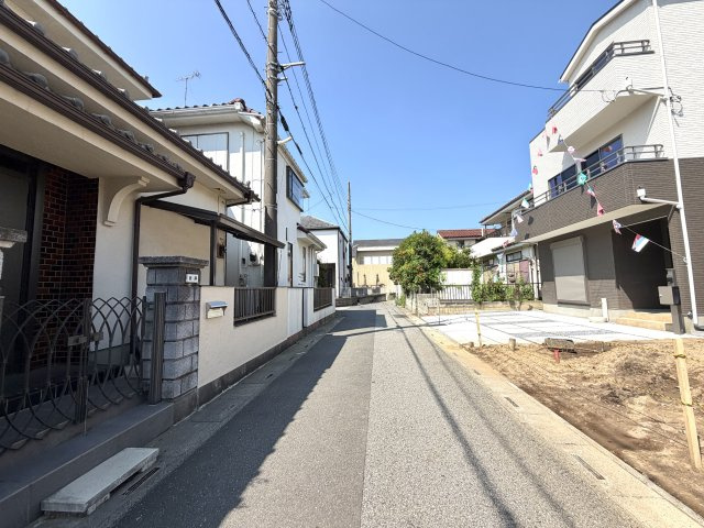 越谷市大袋第３　１号棟新築戸建の前面道路含む現地写真|スッキリとした接道で車の出し入れがスムーズ。前面道路の交通量が少なく、静かで落ち着いた環境です。
