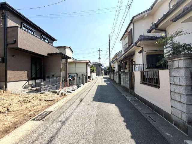 越谷市大袋第３　１号棟新築戸建の前面道路含む現地写真|幅員にゆとりのある前面道路。大型車やミニバンの駐車も焦らず落ち着いて行える使いやすい接道です。