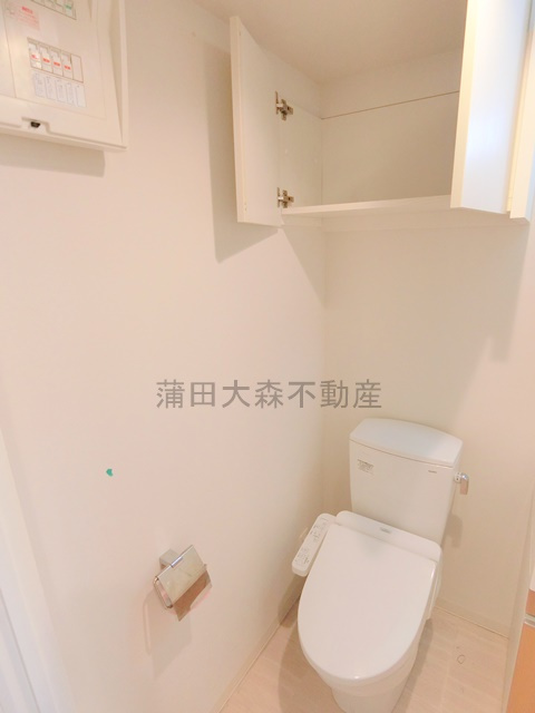 ジェノヴィア蒲田Ⅲスカイガーデンのトイレ|吊戸棚と温水洗浄便座付きのトイレ