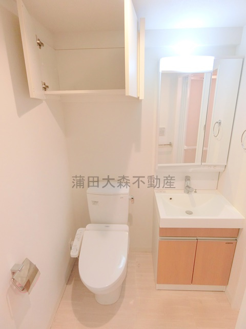 ジェノヴィア蒲田Ⅲスカイガーデンの洗面所|温水洗浄便座付きトイレと吊り棚　独立洗面台