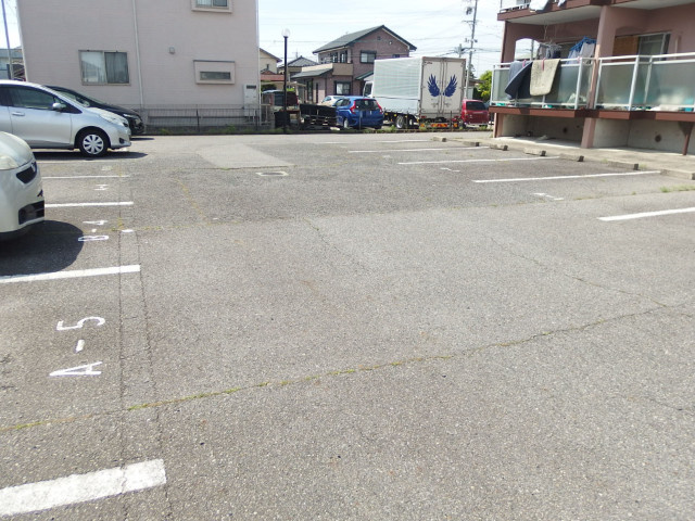 岡崎市西大友町字桃々木の賃貸マンションの駐車場