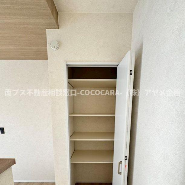 南アルプス市鏡中條の新築一戸建の収納|キッチン脇には2カ所のパントリーを完備。食材や調理器具などをたっぷり収納できます。