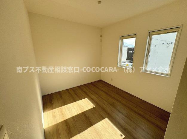 南アルプス市鏡中條の新築一戸建の洋室|【南側洋室】朝には窓からの自然光が心地よく差し込み、明るく爽やかな目覚めをサポートします