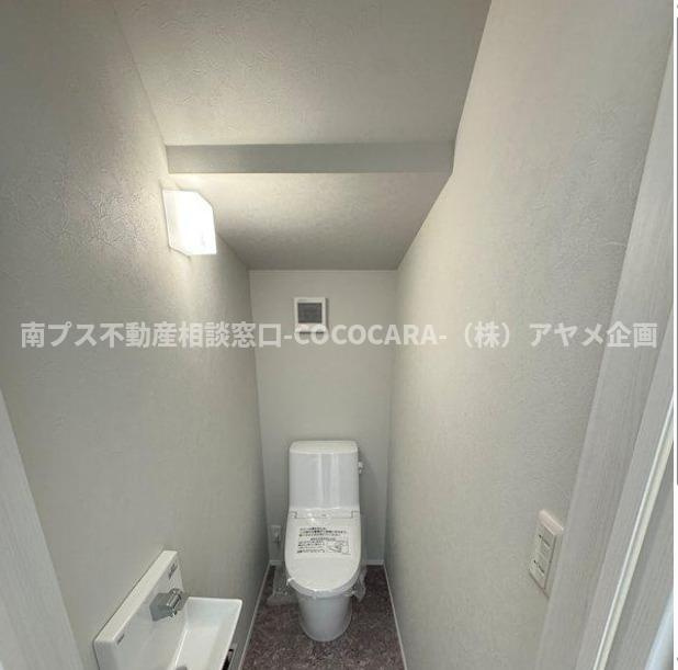 南アルプス市鏡中條の新築一戸建のトイレ|1階トイレ内に手洗い器を設置。毎日の暮らしやすさを考えた、便利で使いやすい仕様です。