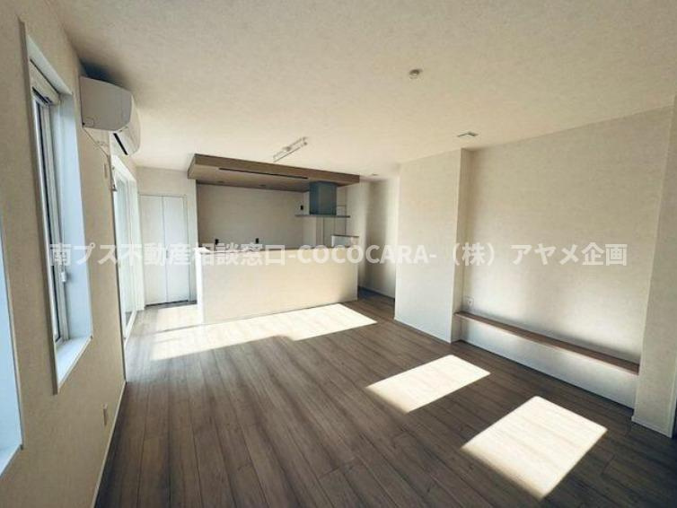 南アルプス市鏡中條の新築一戸建の居間・リビング|8.5帖のLDKは南向きで陽当り良好です。キッチンはリビング全体を見渡せる対面式を採用しました。