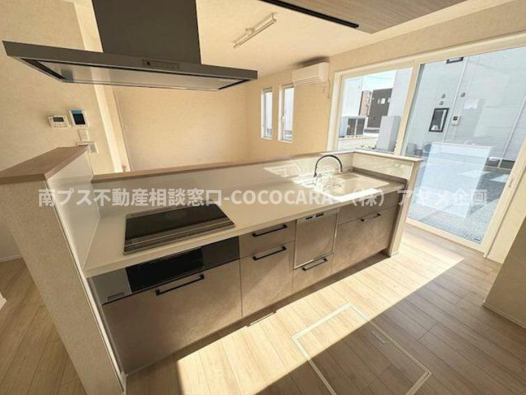 南アルプス市鏡中條の新築一戸建のキッチン|回遊動線のあるキッチンは、調理から後片付けまでスムーズに行える快適設計です。