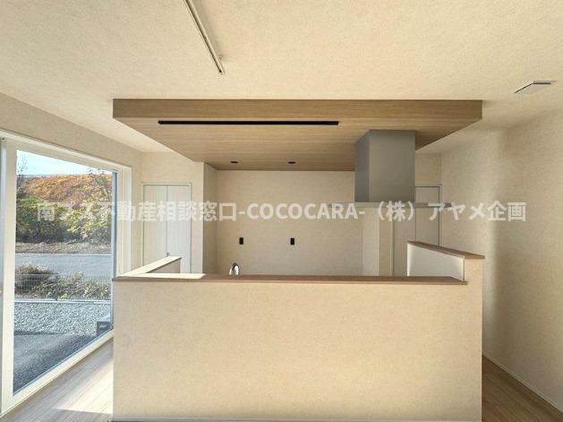 南アルプス市鏡中條の新築一戸建のキッチン|対面キッチンですので、ご家族の表情を見ながらキッチン仕事ができます。