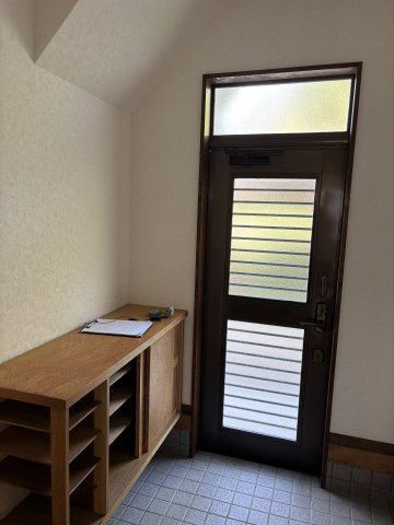 富戸　閑静な住環境で家庭菜園も可能な3SLDKの玄関|毎日通る玄関はこちらです