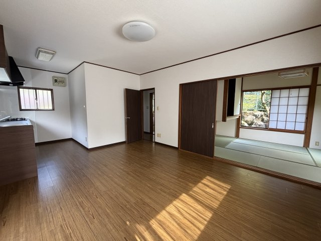 富戸　閑静な住環境で家庭菜園も可能な3SLDKの居間・リビング|広々とした約12帖のLDK