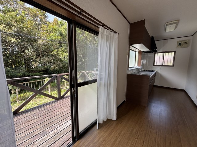 富戸　閑静な住環境で家庭菜園も可能な3SLDKの居間・リビング|リビングからウッドデッキに出られます