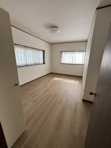 富戸　閑静な住環境で家庭菜園も可能な3SLDKの洋室|8帖の明るい洋室です