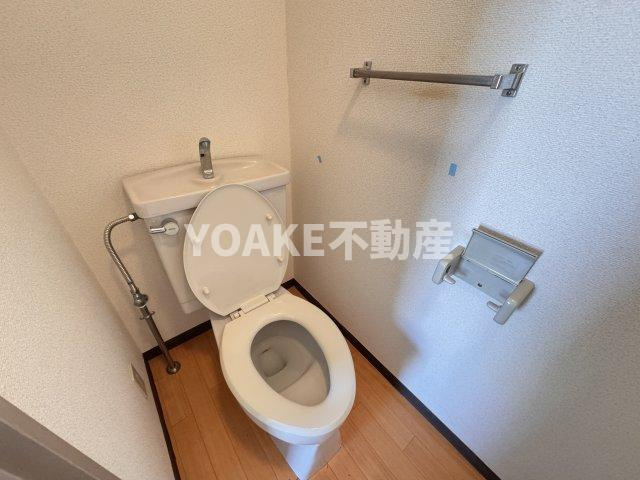 コンフォートソシアKのトイレ|別号室の写真となります。現況優先。