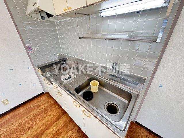 コンフォートソシアKのキッチン|別号室の写真となります。現況優先。