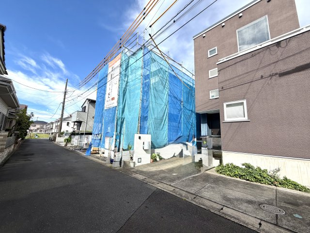 越谷市大沢第３　１号棟新築戸建の外観|筋かいや金物が適切に配置された頑丈な骨組み。構造の健全性をしっかり確認していただけるタイミングです。