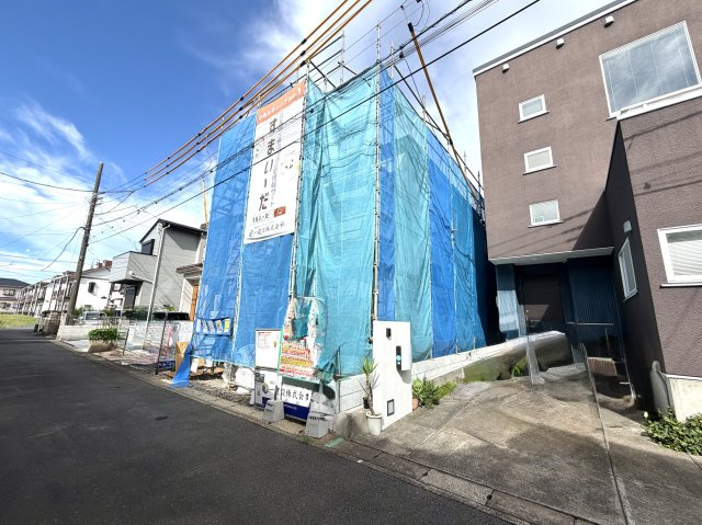 越谷市大沢第３　１号棟新築戸建の外観|屋根の骨組みまで組み上がり外観のシルエットが完成。ここから防水シートや外壁の施工へと進みます。
