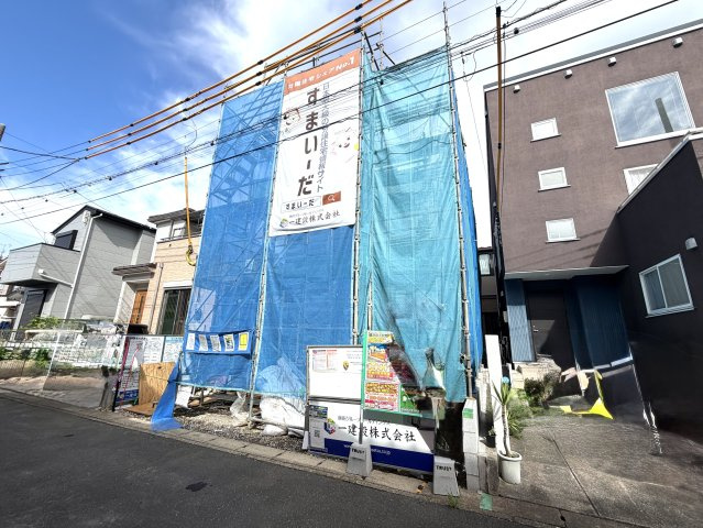 越谷市大沢第３　１号棟新築戸建の外観|柱や梁が力強く組まれた迫力ある構造美。木材のぬくもりと耐震性能を兼ね備えた頑丈な木造枠組みです。