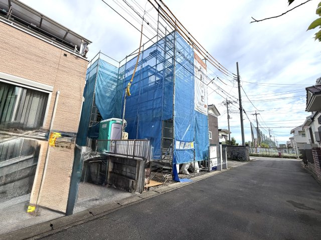越谷市大沢第３　１号棟新築戸建の外観|いよいよ建物の骨組みが組み上がった上棟の様子。立体的な部屋の広さや天井の高さを体感できます。