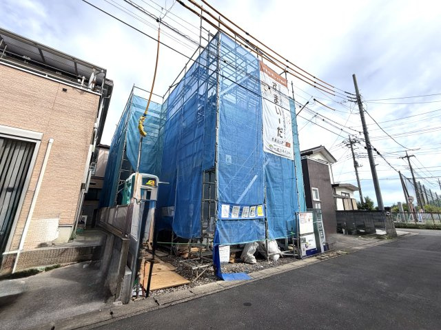 越谷市大沢第３　１号棟新築戸建の外観|建物全体のボリュームが伝わる上棟後の現場。ご家族で実際の広さや天井高を体感してみてください。