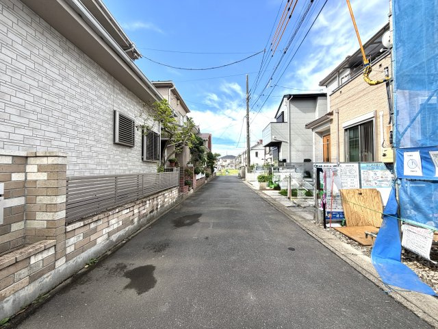 越谷市大沢第３　１号棟新築戸建の前面道路含む現地写真|前面道路は主に近隣住民が利用するため交通量が抑えめ。静かな生活環境と車通りの少なさが大きな魅力です。