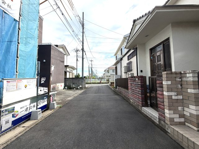 越谷市大沢第３　１号棟新築戸建の前面道路含む現地写真|周囲の街並みとなじむ綺麗な前面道路。交通による騒音が少なく、夜間も落ち着いてお過ごしいただけます。