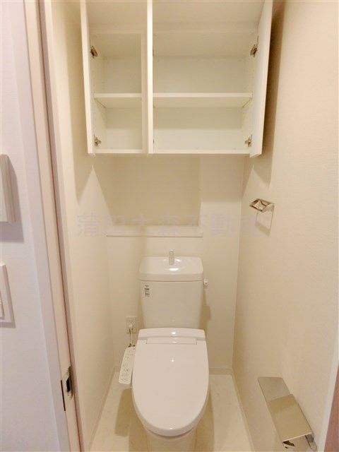 シーズンフラッツ蒲田のトイレ|吊り戸棚と温水洗浄便座付きのトイレ