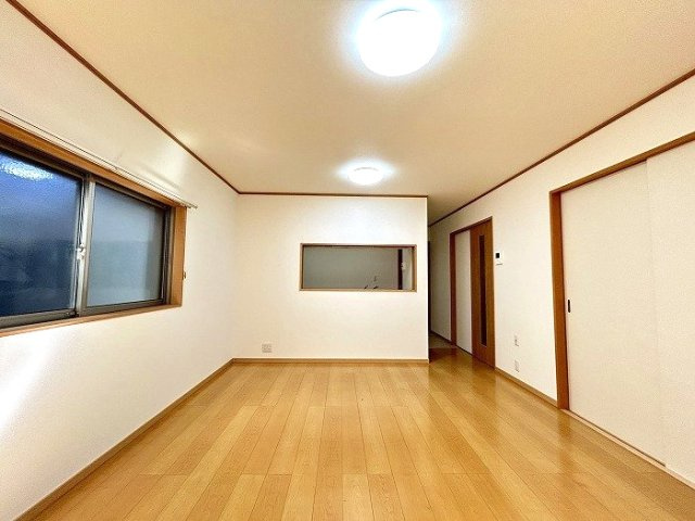 南区上浜町　売戸建の居間・リビング|どんなインテリアにも合わせやすいシンプルな壁面です。