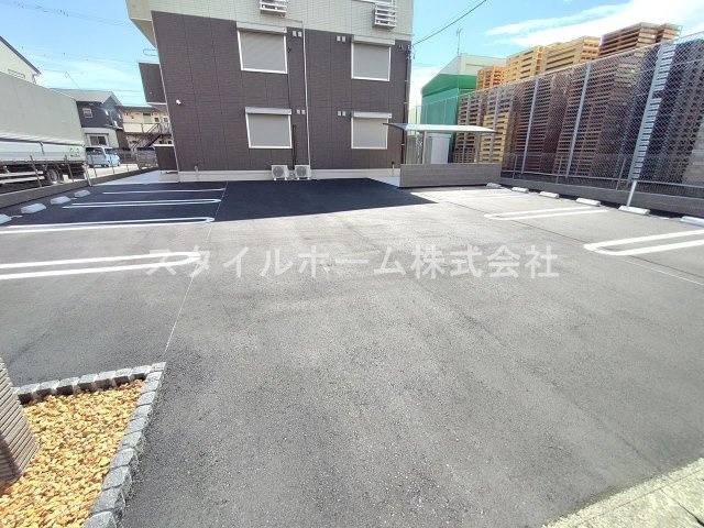 ソレイユ入船の駐車場