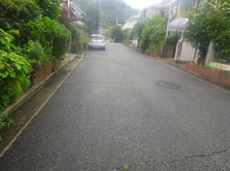 【前面道路含む現地写真】 | 川西市けやき坂2丁目28の5　建築条件付き土地