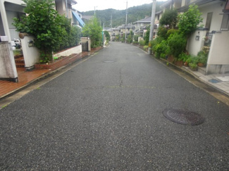 【前面道路含む現地写真】 | 川西市けやき坂2丁目28の5　建築条件付き土地