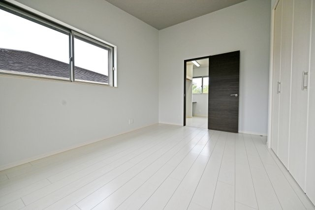 西宮市苦楽園四番町中古戸建│3LDK+駐車2台可の洋室|-洋室8.3帖-
ゆとりある広さを確保した洋室で、ベッドやデスクなどの家具を配置しても十分な生活スペースを確保できる快適な居住空間です。