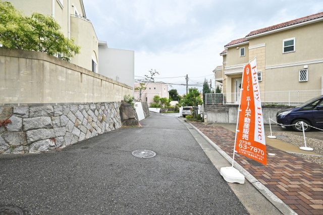 西宮市苦楽園四番町中古戸建│3LDK+駐車2台可の前面道路含む現地写真|前面道路は北東側に約4ｍ幅です。