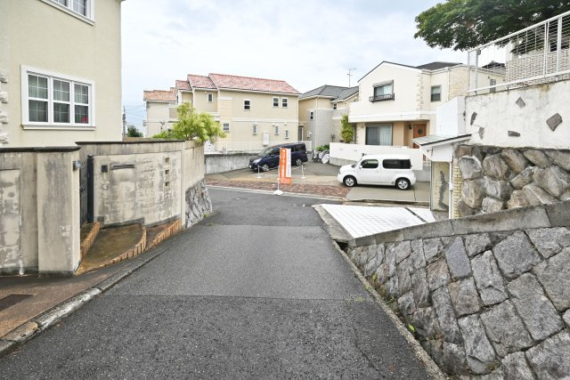 西宮市苦楽園四番町中古戸建│3LDK+駐車2台可の前面道路含む現地写真|前面道路は北東側に約4ｍ幅です。