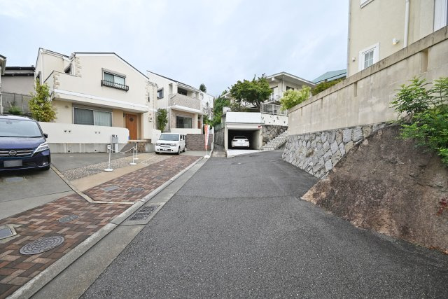 西宮市苦楽園四番町中古戸建│3LDK+駐車2台可の前面道路含む現地写真|第一種低層住居専用地域で周辺は落ち着いた街並みが広がり、穏やかでゆったりとした暮らしを楽しめます。