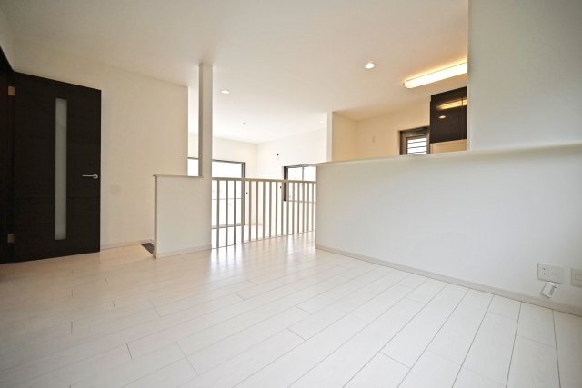 西宮市苦楽園四番町中古戸建│3LDK+駐車2台可のキッチン|ダイニングテーブルを配置してもゆとりある空間を確保。暮らしに合わせた住まいづくりが可能です。