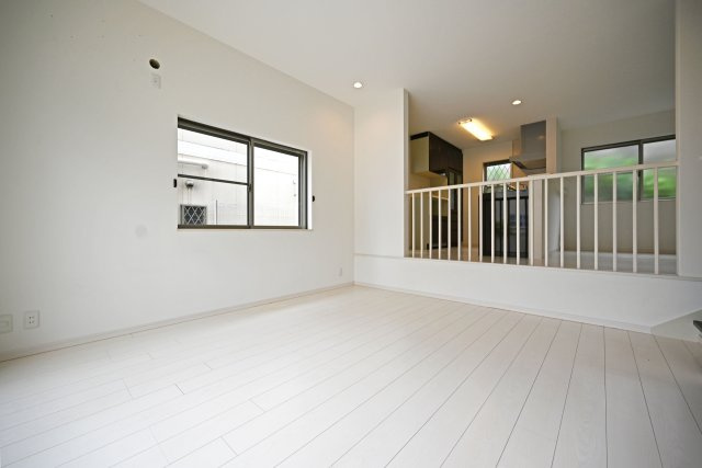 西宮市苦楽園四番町中古戸建│3LDK+駐車2台可の居間・リビング|白を基調とした明るく清潔感のあるリビングです。開放感があり、家具やインテリアも合わせやすく、心地よく過ごせる空間です。