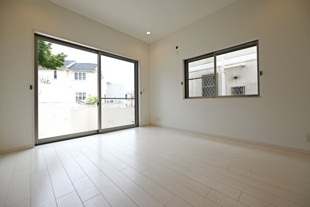 西宮市苦楽園四番町中古戸建│3LDK+駐車2台可の居間・リビング|二面採光で明るく開放感のあるリビング。2方向から光が差し込み、日中は自然光に包まれた心地よい空間で過ごせます。