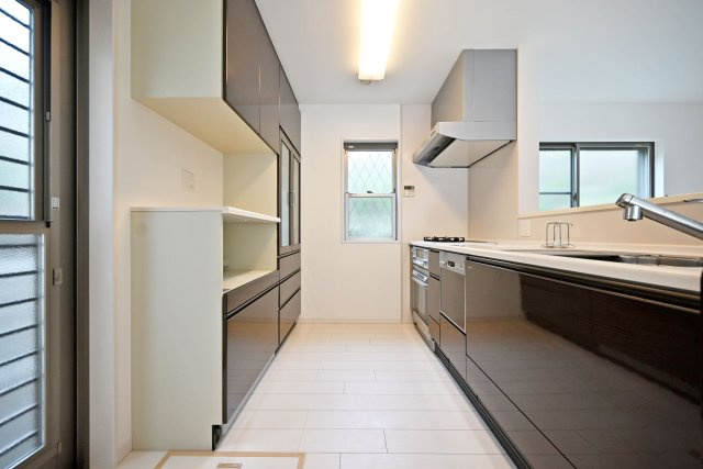 西宮市苦楽園四番町中古戸建│3LDK+駐車2台可のキッチン|キッチン背面にもゆとりがありカップボードを備え付けた使い勝手の良いキッチンです。