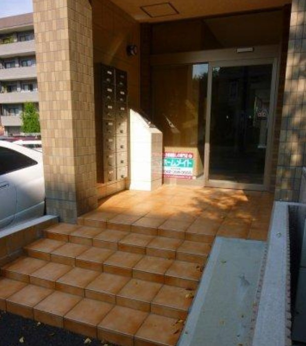 稲城市矢野口の賃貸マンションのエントランス