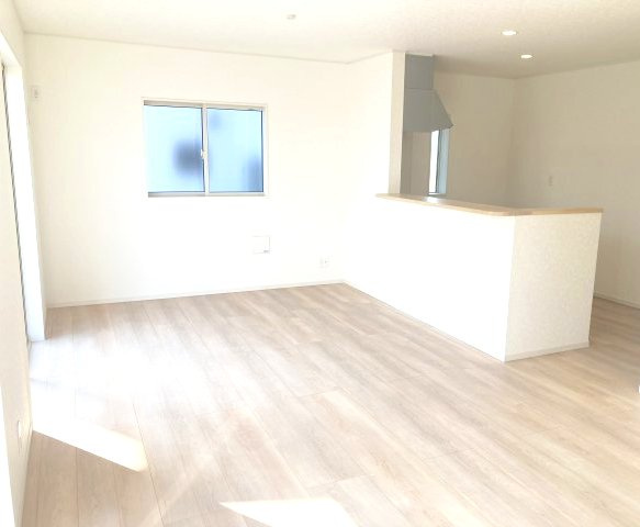 クレイドルガーデン前橋市青柳町第27　6号棟（平屋）の居間・リビング|【イメージ画像】ゆったり過ごせる18帖リビングです
人気の対面式キッチンを配した空間はお好みの家具も合わせやすく、家族がくつろぐ快適な空間造りをサポート。窓からは明るい陽光が差し込みます。
